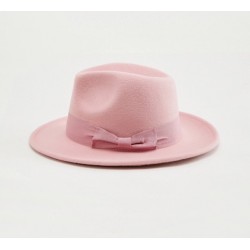 قبعة سادة بزينة فيونكة باللون الوردي